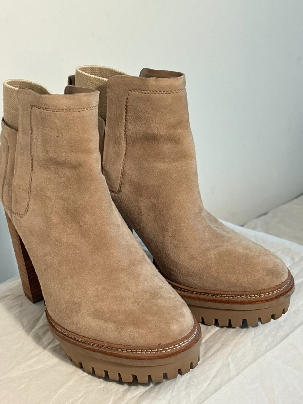 Vince Camuto Erina Suede Platform Lug Sole Chelsea Boots Taupe Size 8.5